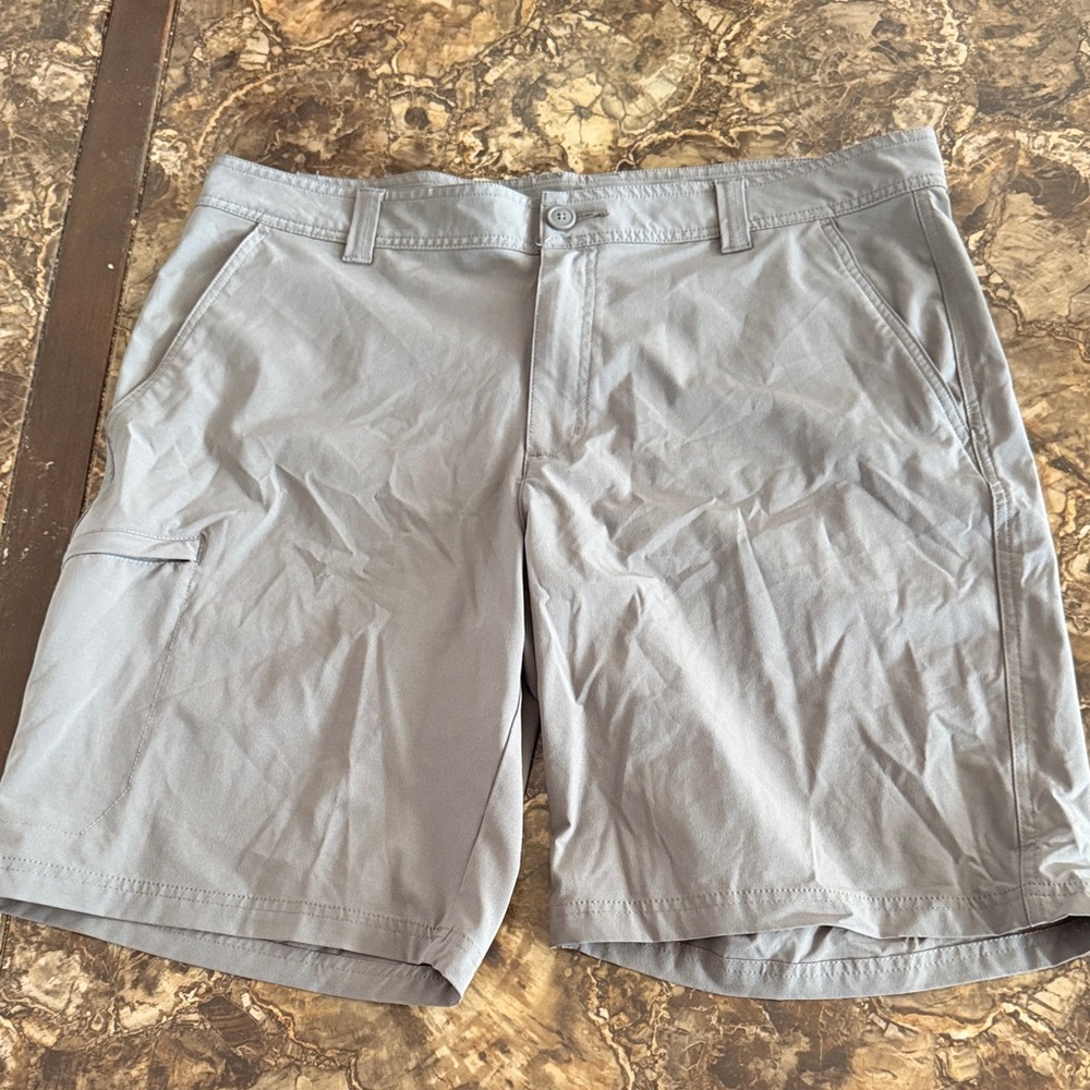 Columbia Men's Gray Shorts 38
